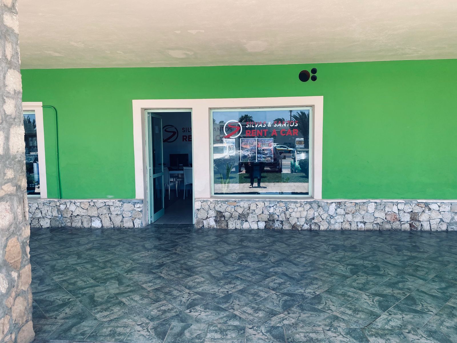 Fachada da Silvas & Santos Rent a Car