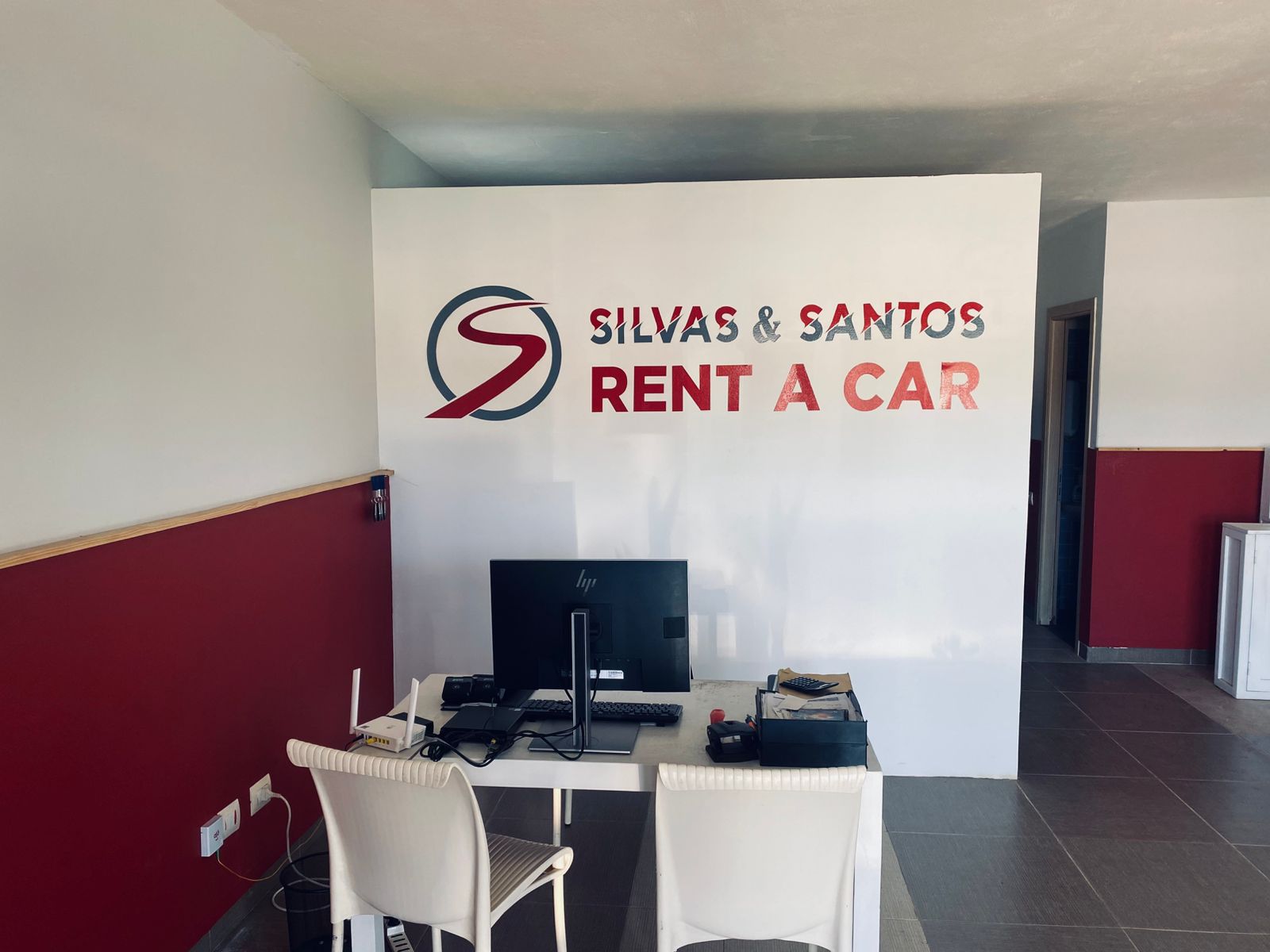Interior da loja Silvas & Santos Rent a Car