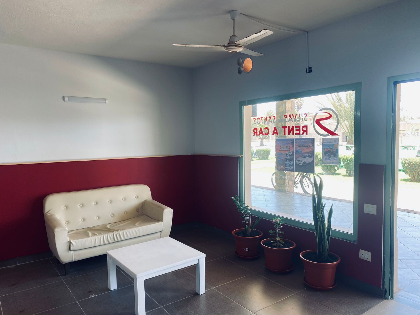 Interior da loja Silvas & Santos Rent a Car